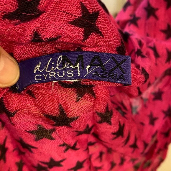 Miley Cyrus - Picture 2 of 3